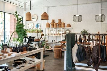 Vente - Habillement - Maroquinerie - Nimes (30000)