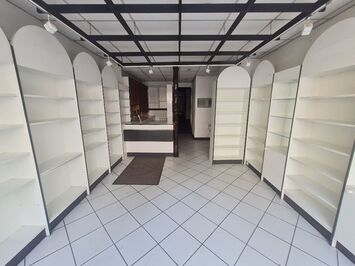 Vente - Esthétique - Habillement - Maroquinerie - Optique Lunetterie - Parfumerie - Salon de coiffure - Versailles (78000)