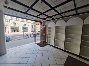 Vente - Esthétique - Habillement - Maroquinerie - Optique Lunetterie - Parfumerie - Salon de coiffure - Versailles (78000)-photo-2