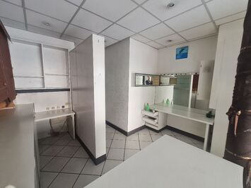 Vente - Esthétique - Habillement - Maroquinerie - Optique Lunetterie - Parfumerie - Salon de coiffure - Versailles (78000)-photo-3