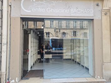 Vente - Esthétique - Habillement - Maroquinerie - Optique Lunetterie - Parfumerie - Salon de coiffure - Versailles (78000)-photo-4